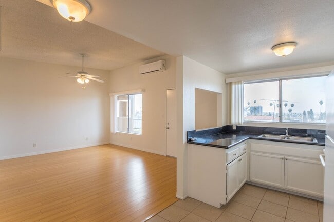 Building Photo - 1962 Beachwood Dr