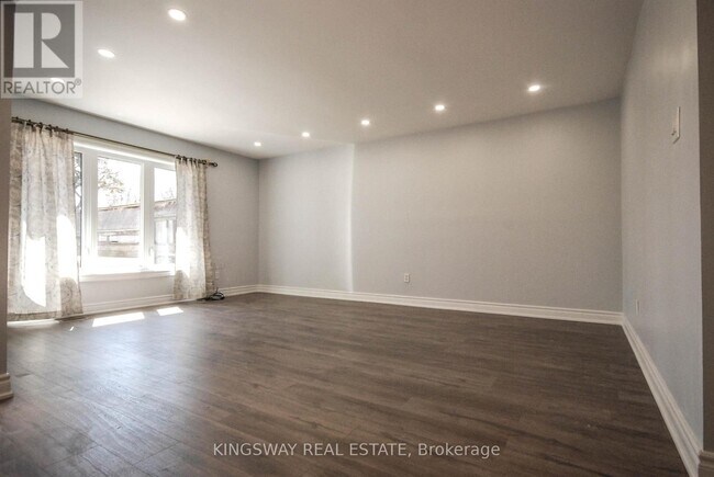 Photo du bâtiment - 1009 Raintree Ln