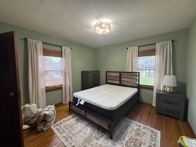Foto del edificio - COMING SOON | Fully Furnished 4BR Student Home | All Utilities Included | Walk to UE