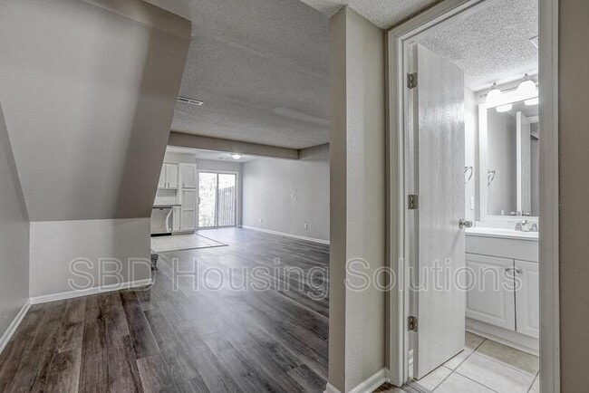 Building Photo - 106 NE Dogwood
