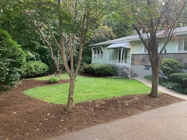 Building Photo - 178 Beethoven Ave