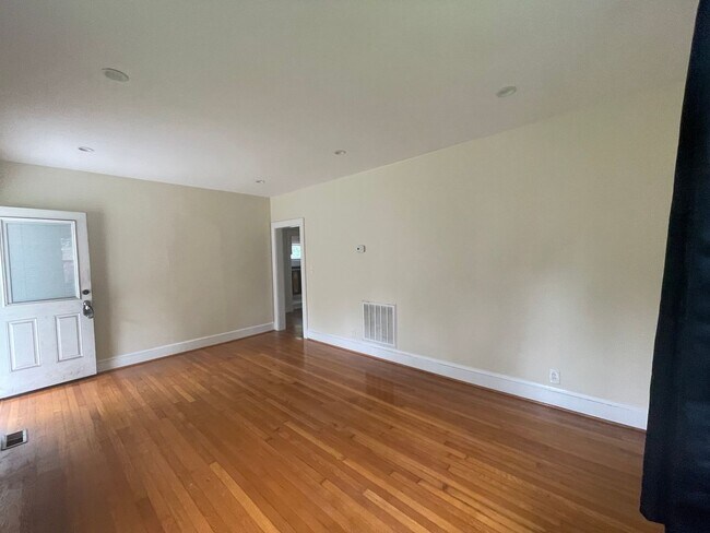 Foto del edificio - DOWNSTAIRS DUPLEX--2 BED/ 1 BATH IN THE HE...