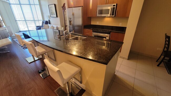 Foto del edificio - ***GORGEOUS FURNISHED 1 BEDROOM CONDO AT A...