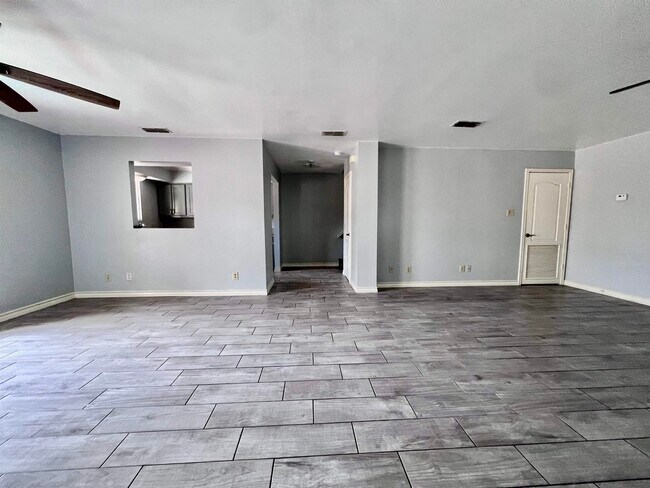 Building Photo - 207 Martingale