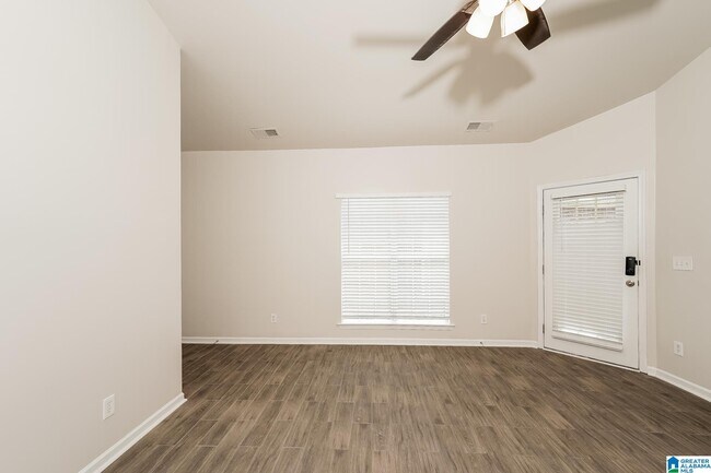 Foto del edificio - 4832 Longmeadow Dr