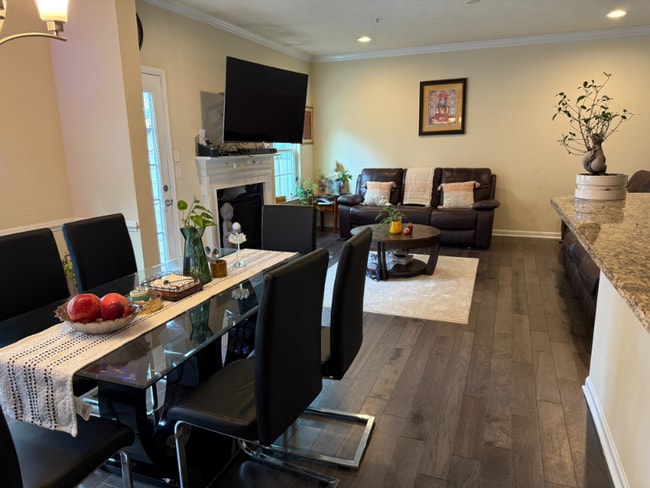 Building Photo - 624 Edison Dr