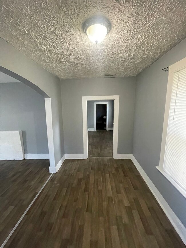 Building Photo - Beautiful 2-bedroom 1.5-bath home! - TWO W...