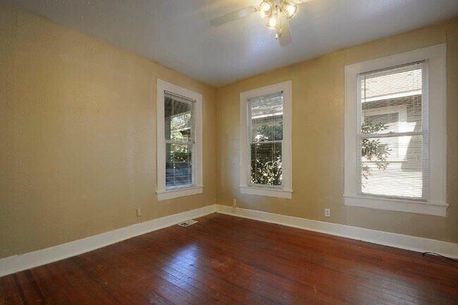 Building Photo - 610 W 35th St
