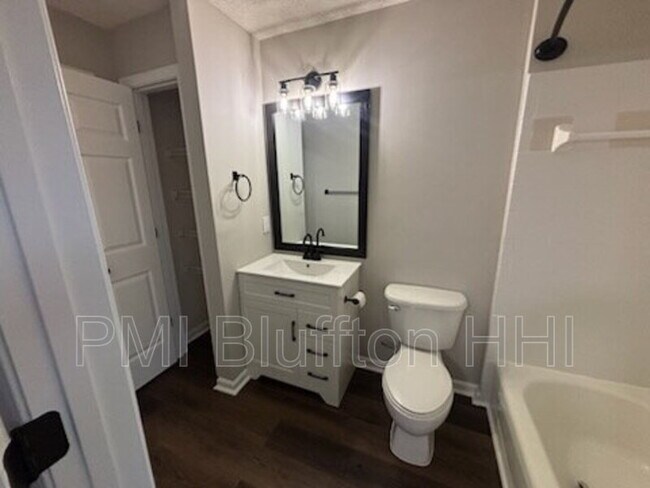 Foto del edificio - 100 Kensington Blvd