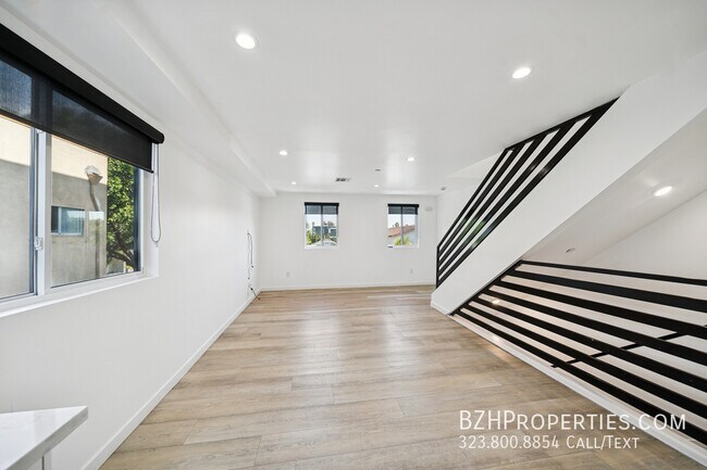 Foto del edificio - 837 1/2 N Harvard Blvd-837 1/2