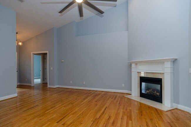 Foto del edificio - 206 Hanging Moss Ct