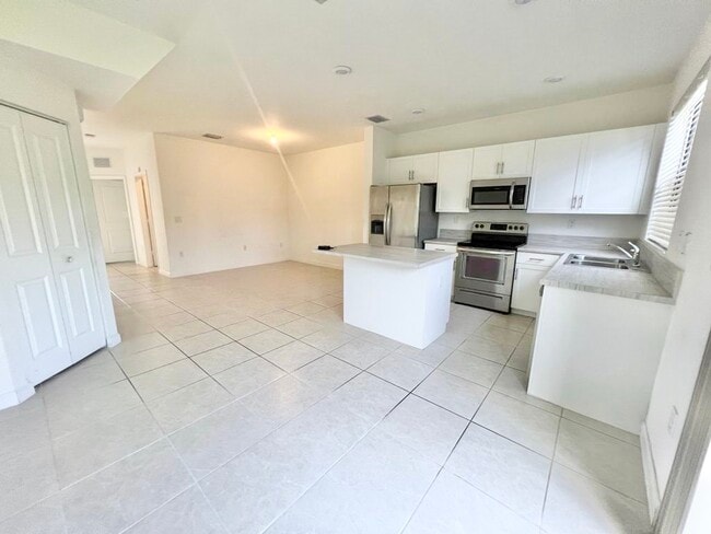 Building Photo - 575 NE 208th Ter