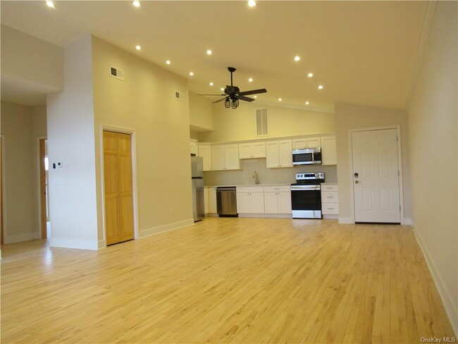 Foto del edificio - 12 Peekskill Hollow Rd