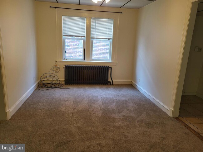 Building Photo - 206 W 28th St