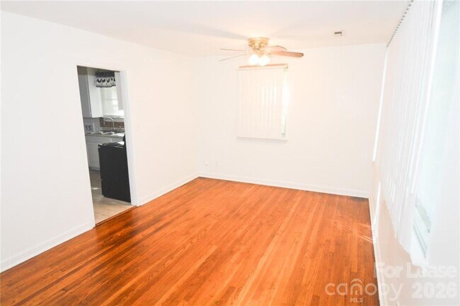 Foto del edificio - 2143 Finchley Dr