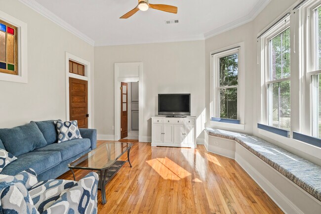 Sala de estar en la planta baja con sofá cama y batería completa - 305 E 14th Ave