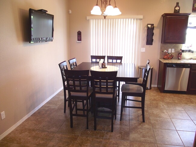 Foto del edificio - Northeast/Sandstone Ranch Estates 4bed/2.5bath with REFRIG A/C!