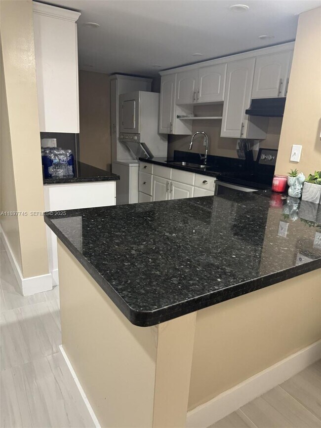 Foto del edificio - 827 NE 199th St