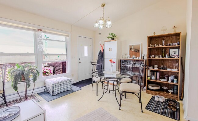 Foto del edificio - Spacious 3 Bedroom Apartment - AVAILABLE SEPTEMBER