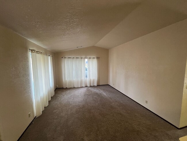 Building Photo - 929