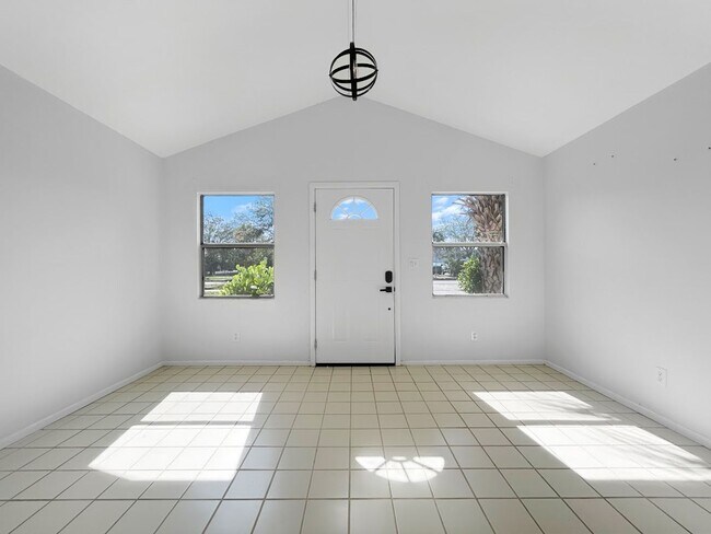 Foto del edificio - 1 MONTH FREE RENT! Stunning Sarasota Home with Pool – Minutes from Siesta Key Beach!