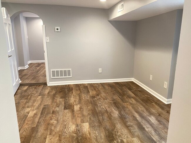 Building Photo - 565 pennington ave