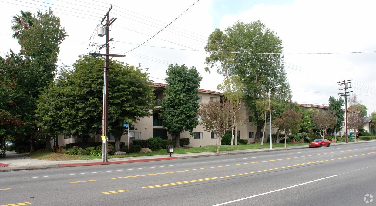 Primary Photo - Woodman Apartments