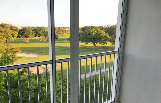 Foto del edificio - 3000 N Palm Aire Dr