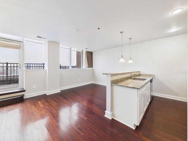 Foto del edificio - Large 2BR/1.5BTH w/ Walk-in Closet, Large Deck, W/D, A/C - PARKING INCLUDED