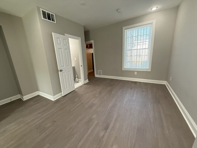 Foto del edificio - Fully Renovated 2BR Home w/ Fenced Yard & ...
