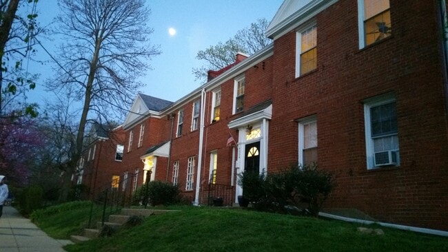 Building Photo - 4034 Calvert St NW