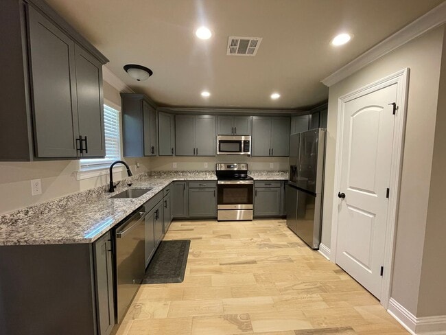 Building Photo - Newer Home is Legacy Pointe Subdivision in...