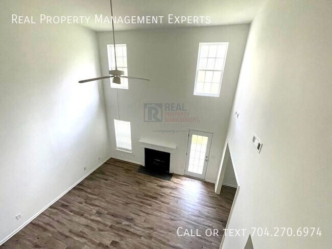 Foto del edificio - Newly Renovated Now Ready! 3BR/2.5BA Home ...