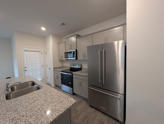 Building Photo - Lovely End Unit Townhome located in the Trinity Village community!