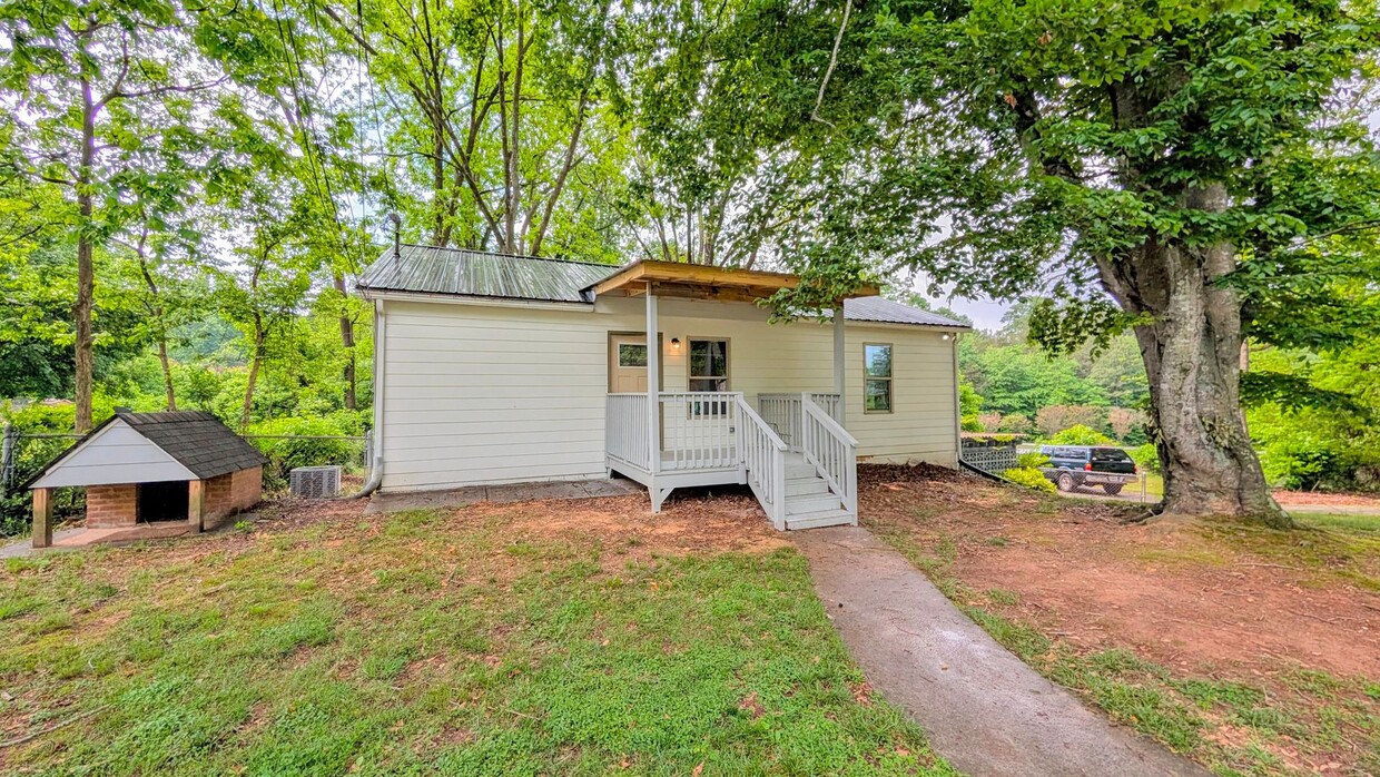 Primary Photo - Newly Renovated | Upstairs Duplex | Minute...