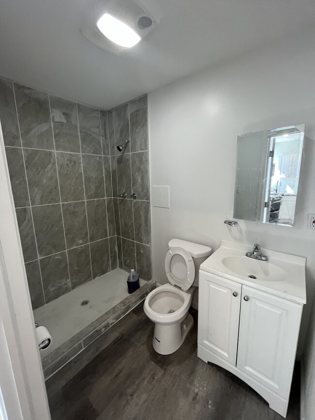 Full bathroom w/ stand up shower - 2300 N Woodstock St