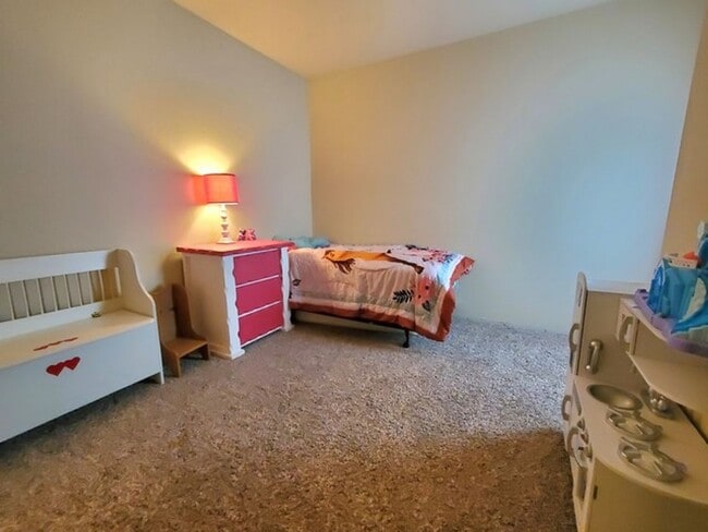 Photo - Updated 3 bedroom townhome with easy access to Powers Corridor!