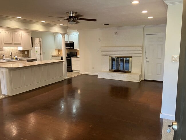 Building Photo - 2310 Redbud Ln