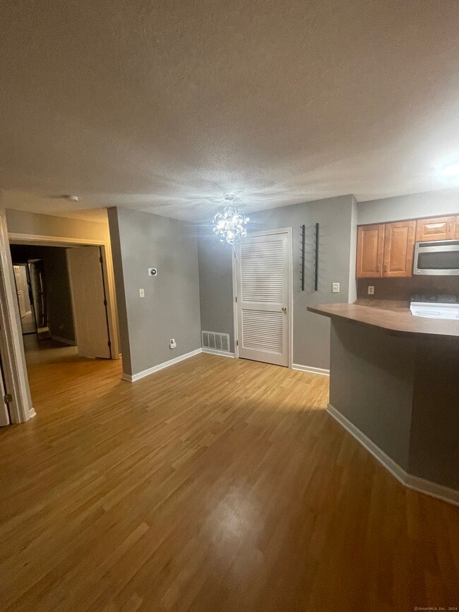 Building Photo - 2 Forest Glen Dr