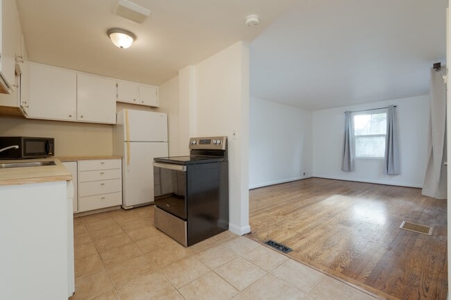 Building Photo - 1702 27th Ave