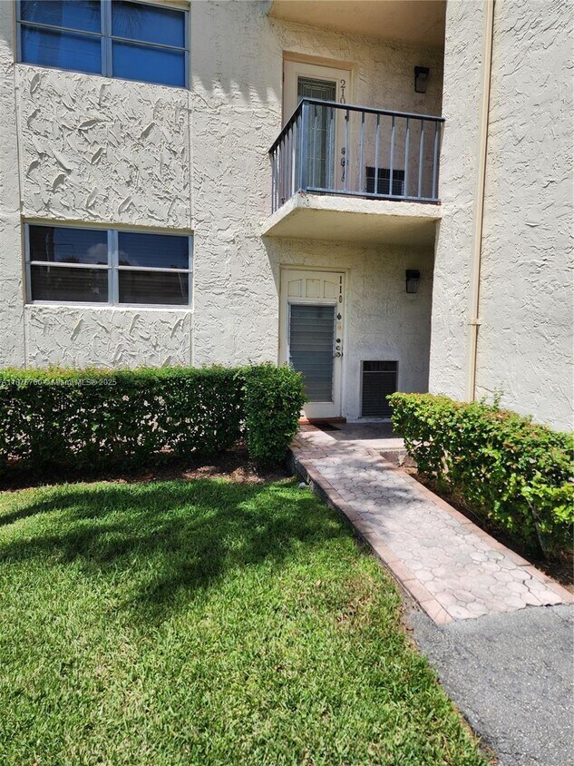 Primary Photo - 681 S Hollybrook Dr