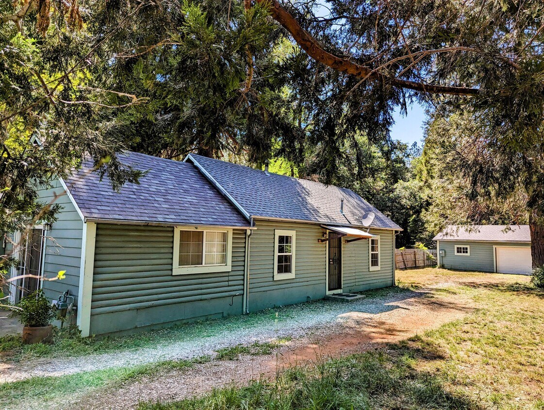 Primary Photo - 10886 Pine Hill Dr