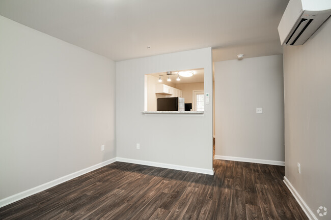 1BR, 1BA - 775SF - Living Room - Belmont Crossing