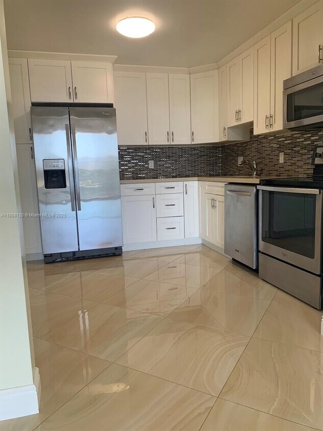 Foto principal - 13499 Biscayne Blvd