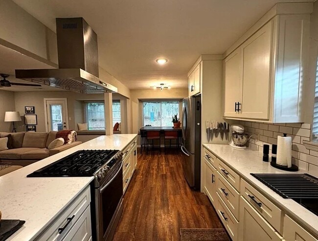 Foto del edificio - 1739 Creek Ct