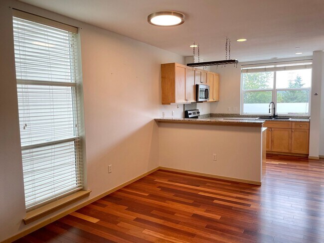 Foto del edificio - Shoreline End Unit Two Bedroom Plus Den To...