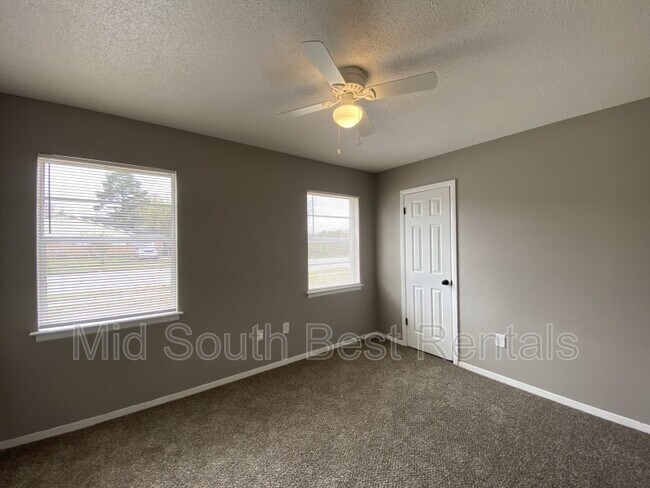 Foto del edificio - 3821 Jasmine Dr