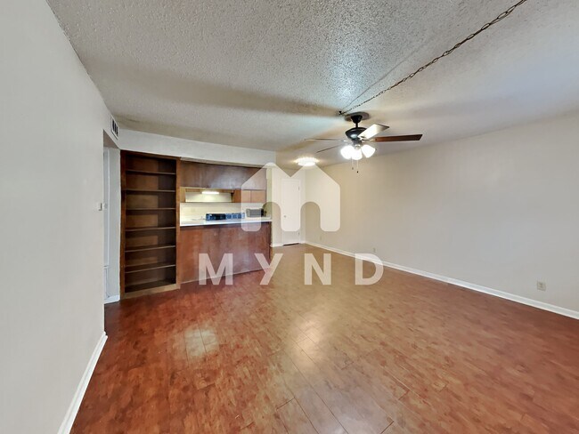 Building Photo - 613 W San Antonio St Unit 111