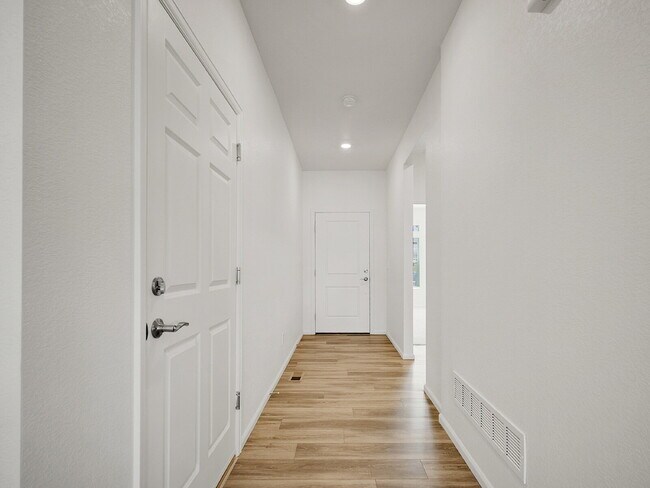 Foto del edificio - $3,295, 3 bed, 3 bath, located in Erie