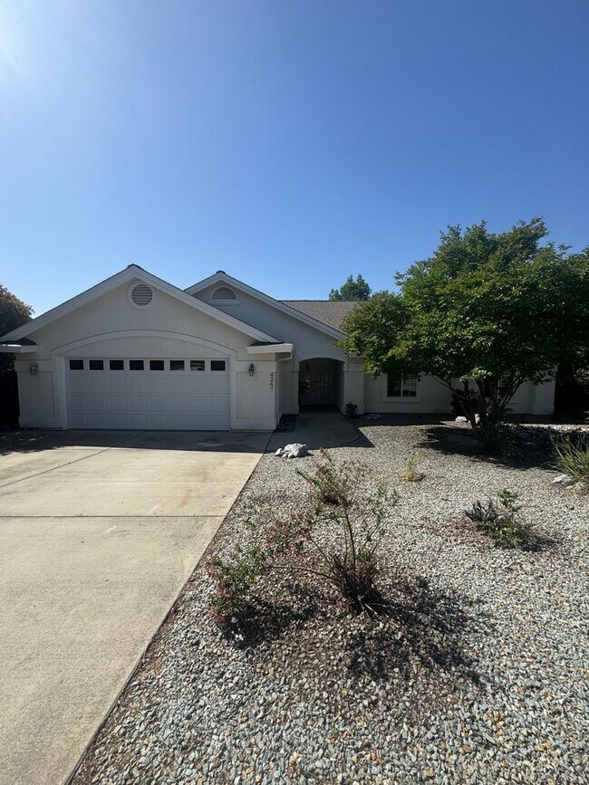 Building Photo - 4 BED/2 BATH IN REDDING IN THE WESTSIDE ES...